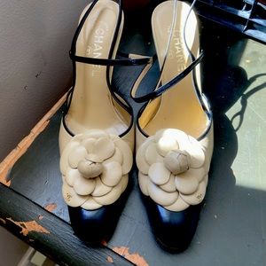 Vintage Chanel slingbacks size 7 (EU 38)